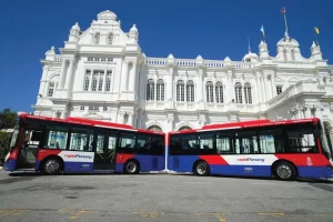 buses in front of a white building with heritage architecture