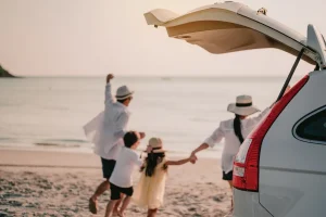 A family traveling to the beach