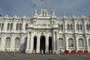 white heritage building in Edwardian Baroque and Palladian architectural styles