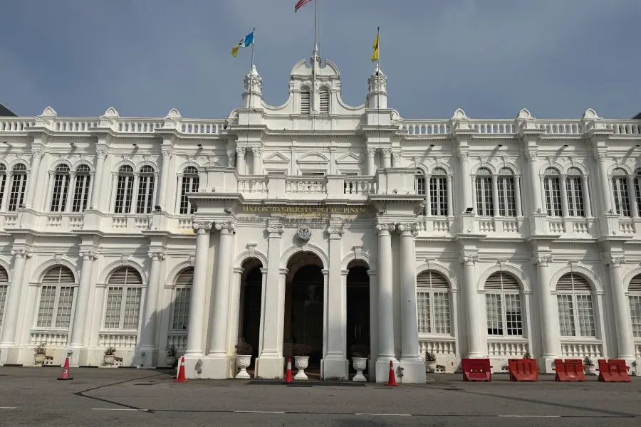 white heritage building in Edwardian Baroque and Palladian architectural styles